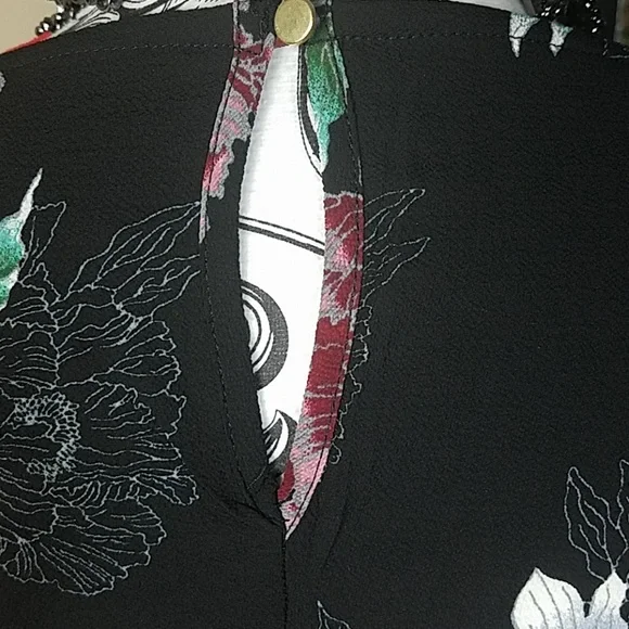 Bodeau, 0032 blk floral top w/bell sleeves, size M - Picture 5 of 7